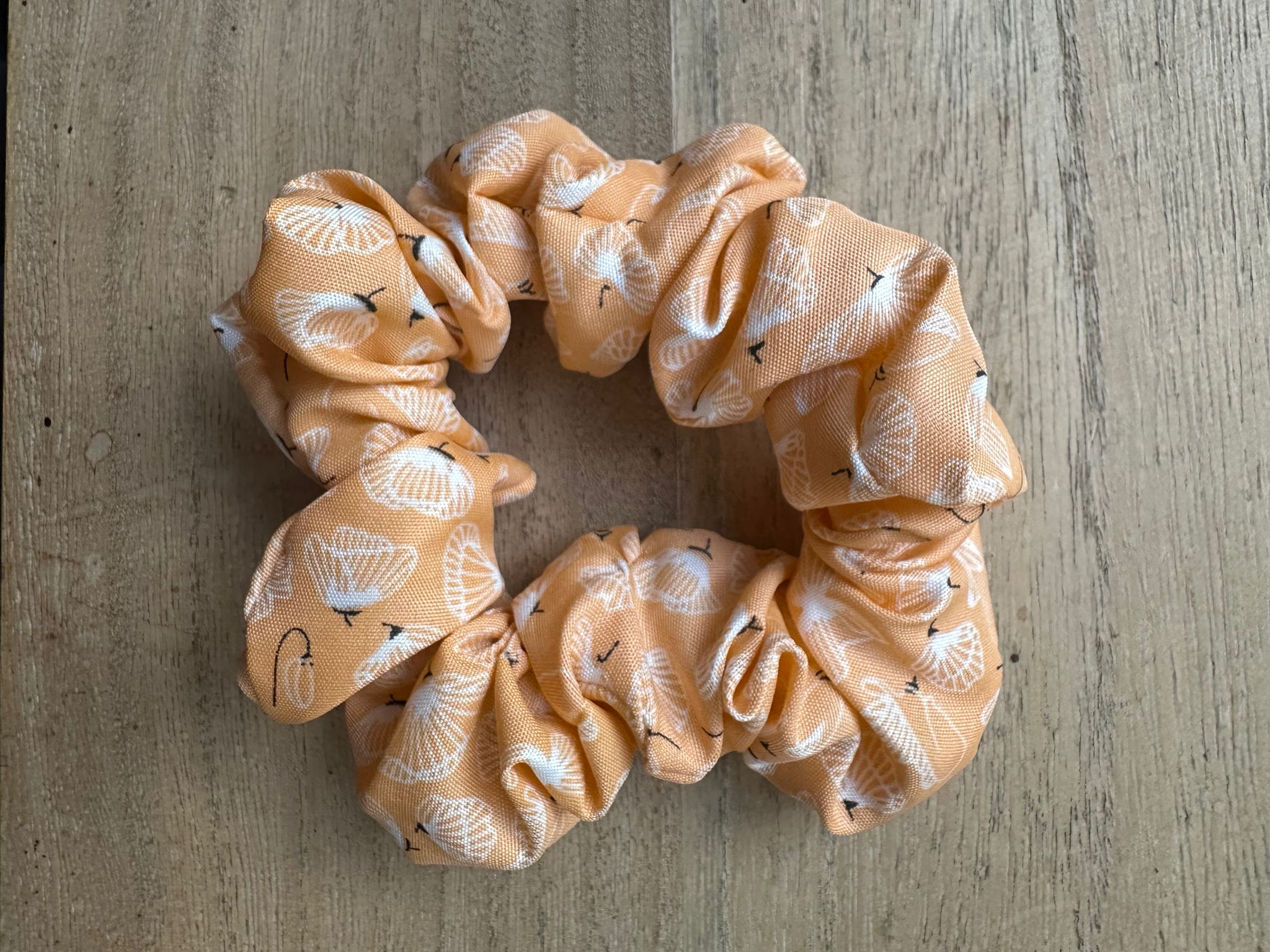 Chouchou orange pêche petites feuilles blanches