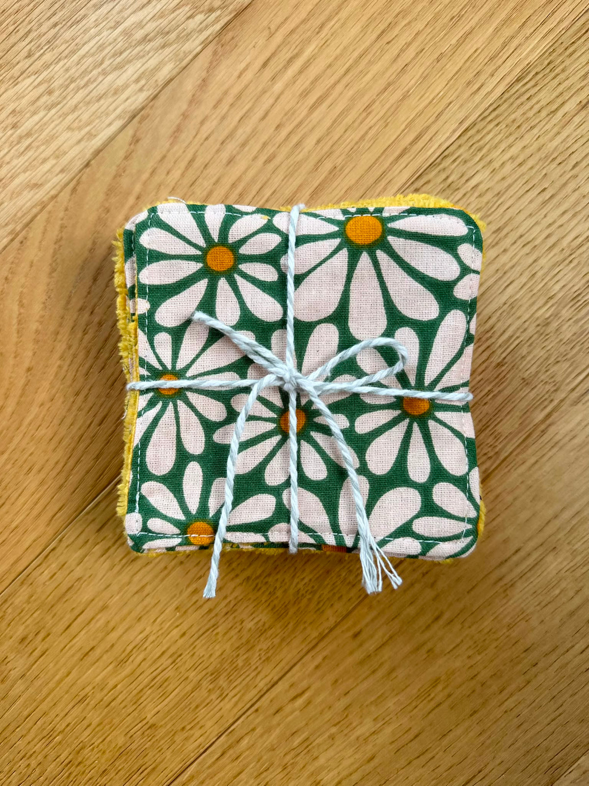 Lingettes  marguerite blanche sur fond vert